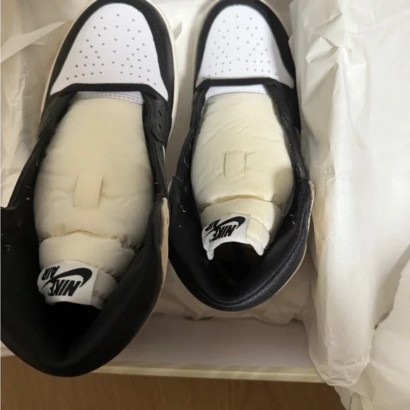 Nike Women’s Black and Tan Sneakers - Picture 2 of 6